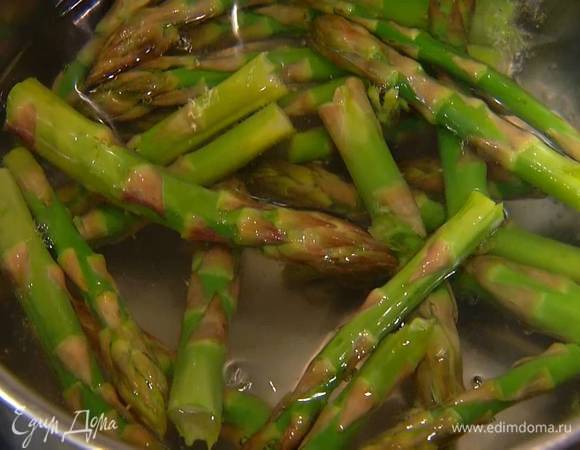 У спаржи удалить грубые черенки и опустить на несколько минут в кипящую воду, затем добавить зеленый горошек, через минуту воду слить и поместить горох и спаржу в посуду со льдом.