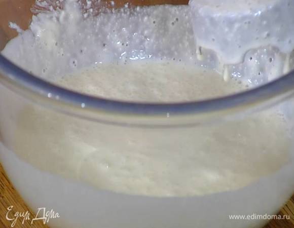 Творог соединить со сметаной, влить молоко и взбить все погружным блендером в гладкую массу, затем добавить яйца и взбить еще немного.