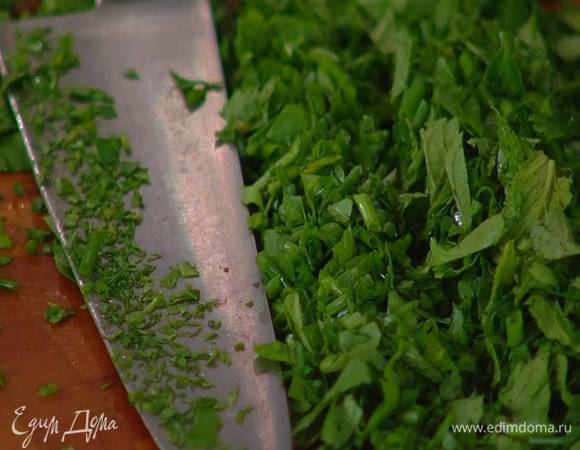 Шнитт-лук, мяту и петрушку мелко порубить.