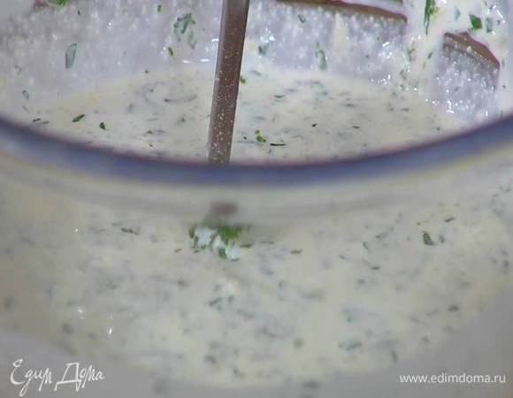 Измельченную зелень выложить в творожную массу, добавить немного сыра, посолить, поперчить и перемешать.