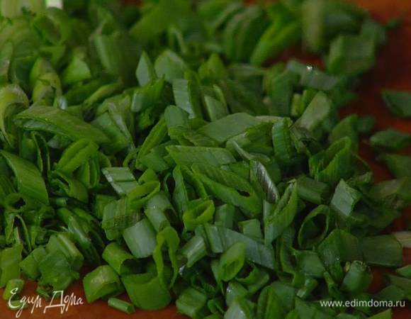 Зеленый лук мелко порезать наискосок.