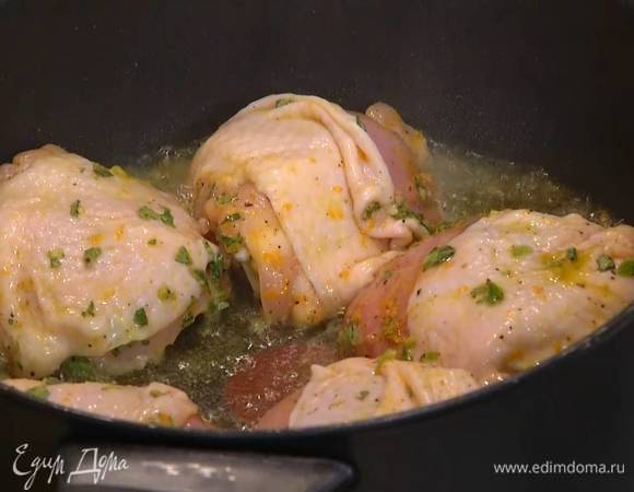 Разогреть в сковороде оливковое масло и обжаривать бедра по 5 минут с каждой стороны.