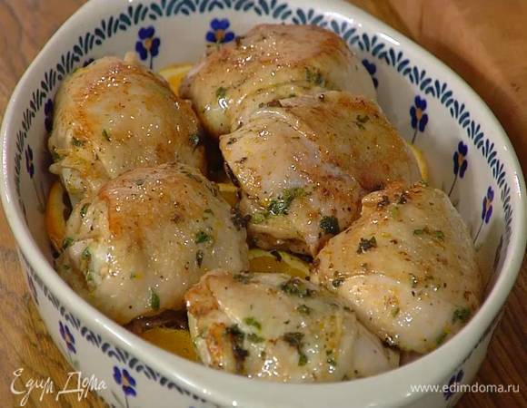 Оставшийся апельсин нарезать кружками и выложить на дно жаропрочной керамической формы, сверху поместить куриные бедра кожей вверх, полить оставшимся в сковороде маринадом, накрыть форму фольгой и отправить в разогретую духовку на 10 минут, затем снять фольгу и запекать курицу еще 10 минут.