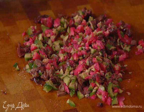 Оливки порубить очень мелко.