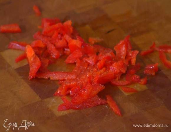 Перец чили, удалив семена, мелко порезать.