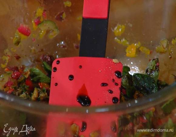 Приготовить соус гремолата: оставшийся сок и цедру апельсина соединить с порванными руками листьями орегано, порезанными оливками и перцем чили, влить оливковое масло Extra Virgin, бальзамический уксус, поперчить и все перемешать.