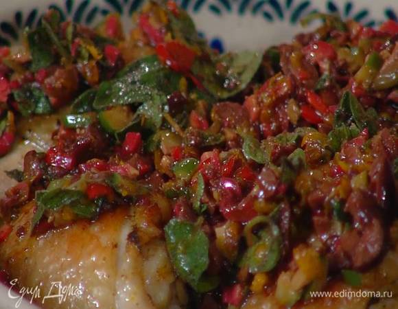 Подавать запеченные бедра с соусом гремолата.<br />
 