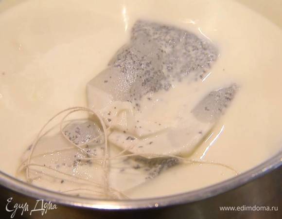 Сливки и молоко влить в небольшую кастрюлю, добавить тростниковый сахар и чай в пакетиках, довести все до кипения, затем снять с огня и удалить чайные пакетики.