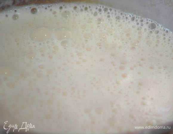 Продолжая взбивать, тонкой струйкой влить к желткам горячие сливки с молоком, затем перелить массу обратно в кастрюлю и, постоянно помешивая, прогревать на медленном огне, пока она не загустеет.