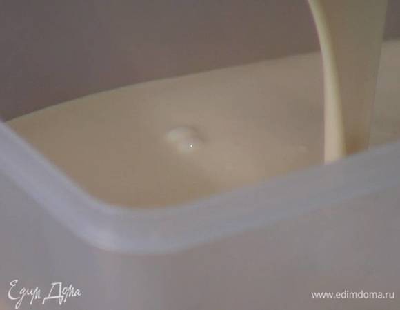 Перелить горячую массу в пластиковый контейнер (если есть комочки, можно процедить через сито), охладить, затем отправить на 6 часов в морозильник либо воспользоваться машинкой для приготовления мороженого.