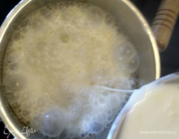 К моменту готовности карамели, сливки должны почти закипеть. Убираем сотейник с огня и вливаем в карамель горячие сливки, интенсивно перемешиваем венчиком. Аккуратно! Масса очень сильно пенится.