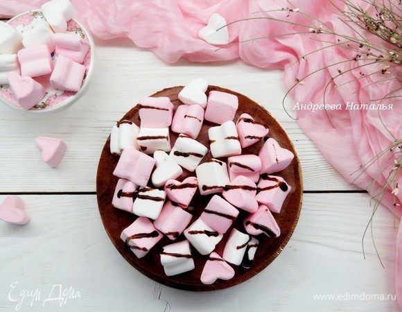 После застывания снять с боков тортовую пленку, украсить по желанию, у меня в качестве украшения — маршмеллоу и растопленный шоколад.