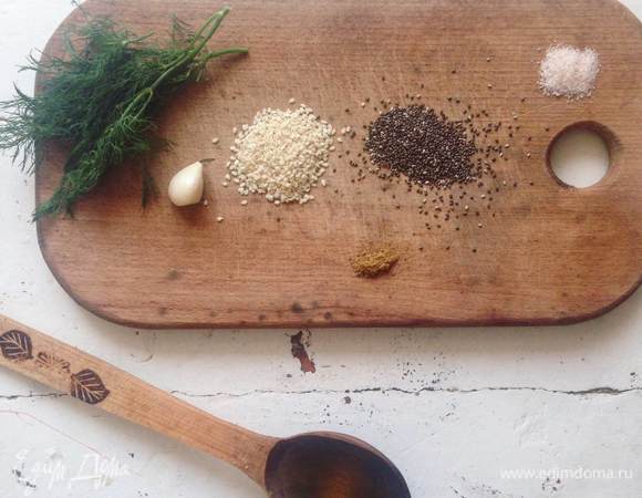 Пока тесто размораживается, смешаем ингредиенты для заливки палочек. Укроп и чеснок можно взять сушеные. Семена чиа не обязательны, если их нет под рукой, сильно на вкусе не отразится. Количество ингредиентов берите по вкусу, возможно, чего-то покажется мало или, наоборот, много. Режем укроп, измельчаем чеснок. В треть стакана воды вливаем столовую ложку оливкового масла холодного отжима. Добавляем все сыпучие ингредиенты в стакан и хорошо промешивам. Если есть время, можно дать жидкости настояться.