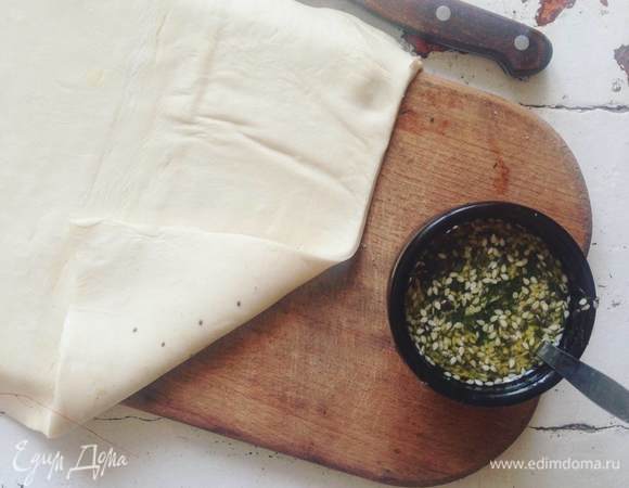 Выкладываем тесто на доску.