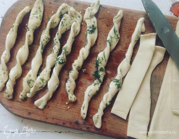 Скручиваем пластинку спиралью и обмакиваем в жидкости. Кладем на силиконовый противень или чуть смазать его маслом. Хлебные палочки запекаются 10–15 минут. Когда увидите, что они стали золотисто-коричневого цвета — можно доставать.