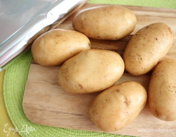 Картофель помыть, обсушить. Постарайтесь выбрать картофель примерно одинакового размера, средний или крупный по величине.