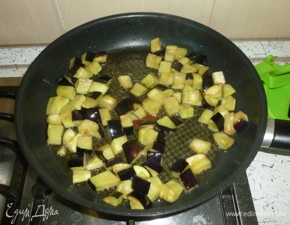 Баклажаны нарезать кубиками и обжарить на масле (взять 30 мл масла) до золотистого цвета.