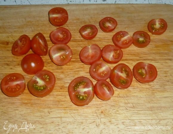 Черри нарезать на половинки.