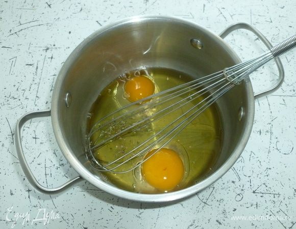 Яйца взбить с оливковым маслом (взять 70 мл) и щепоткой орегано.