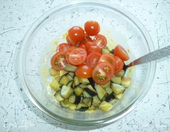 В тесто добавить овощи, перемешать.