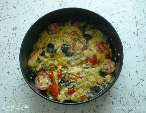 Тесто выложить в смазанную маслом форму, посыпать сверху орегано.