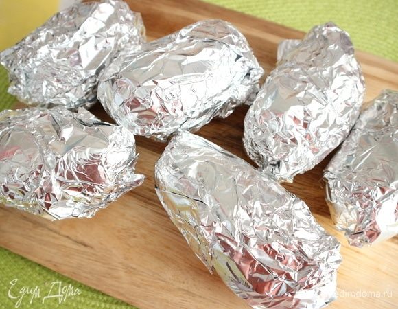 Духовку разогреть до 200°C. Картофель завернуть в фольгу. Отправить в духовку на решетку на 1 час 10 минут.