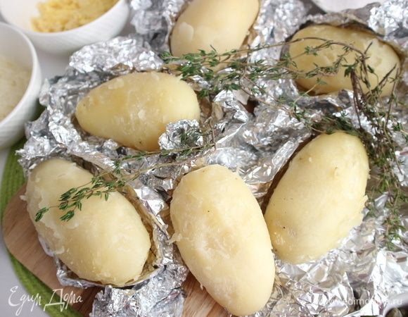 Вынуть картофель из духовки, горячим (теплым) очистить, снимая только шкурку.