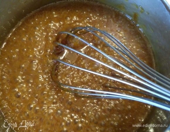 Возвращаем сотейник обратно на медленный огонь и перемешиваем, пока вся карамель не растворится в сливках. Добавляем соль. Не бойтесь добавлять соль, карамель благодаря ей получается не такой приторно сладкой. Переливаем карамель в другую емкость. Если вам данная карамель нужна на прослойку в торт, на данном этапе нужно добавить предварительно замоченный в холодной воде и набухший желатин. Тщательно перемешайте, чтобы весь желатин растворился в горячей карамели. Это необходимо, чтобы карамель была более стабильна и не потекла в торте.