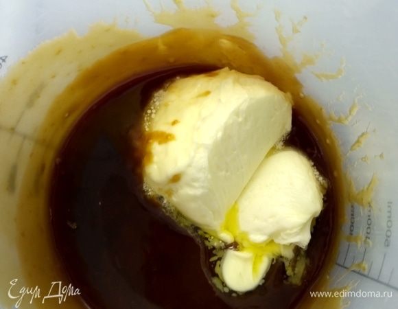 Остужаем карамель до 35°C и добавляем сливочное масло комнатной температуры. Пробиваем блендером.