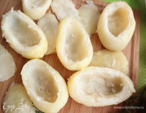 Срезать «крышечки» с каждой картофелины, аккуратно вынуть ложкой картофельную мякоть, оставив максимально тонкие стенки у картофельных «контейнеров».