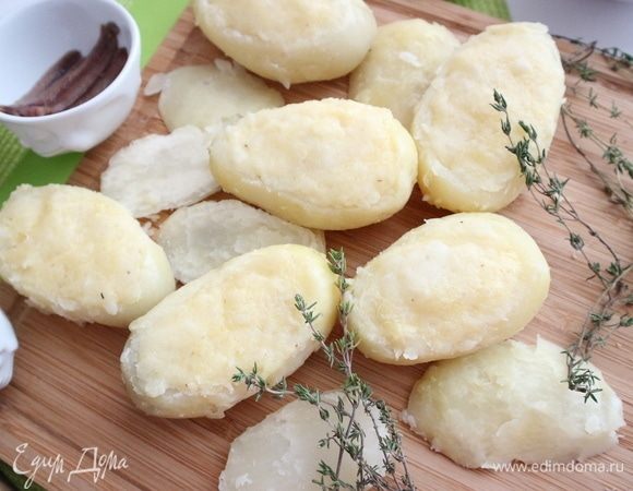 Духовку разогреть до 240°C. Начинить картофельные «контейнеры» пюре.