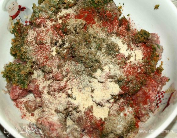 Соединить фарш с измельченными овощами и зеленью. Добавить приправы. И хорошо перемешать.