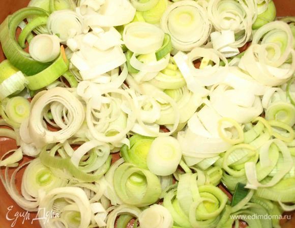В жаропрочную, довольно глубокую форму выкладываем лук-порей.