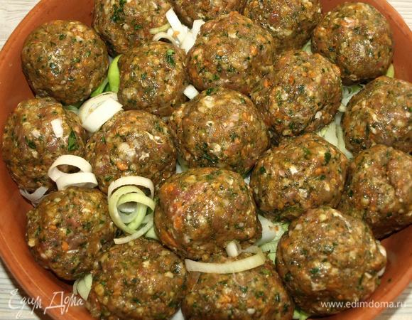 Из фарша формирует фрикадельки. И выкладываем на лук-порей.