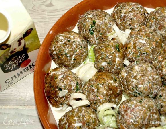 Отправляем в заранее разогретую до 180°C духовку и выпекаем 40–45 минут.