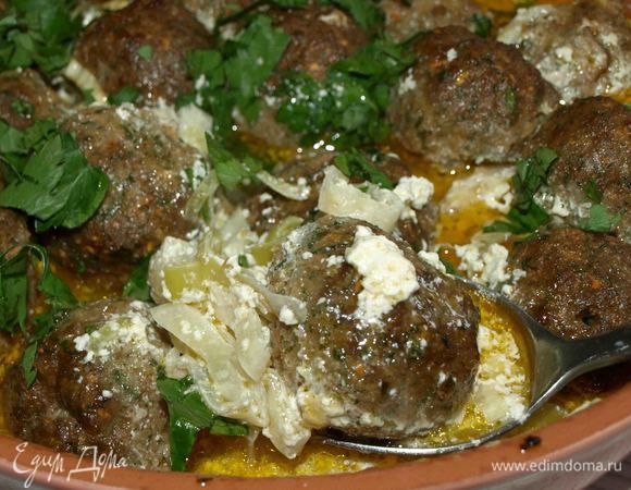 Можно подавать сразу. На гарнир можно подать картофель, спагетти, любую кашу.