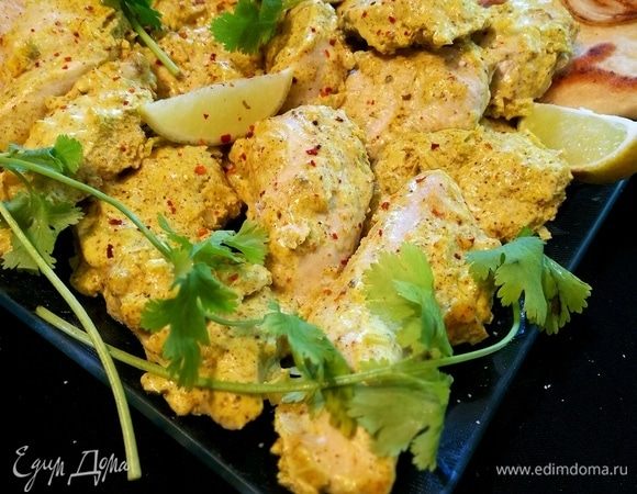 Подавать с ломтиками лайма, свежей зеленью и теплыми лепешками наан.