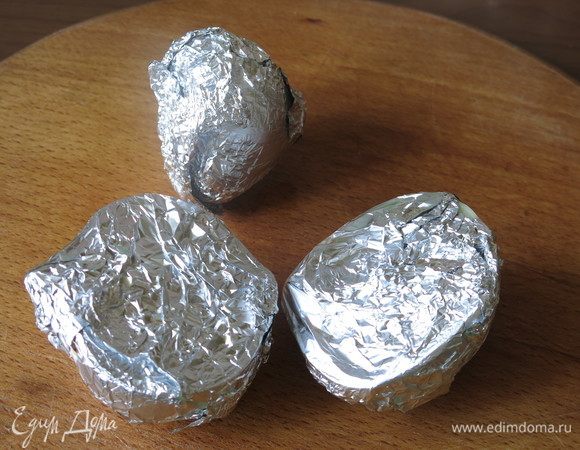 Заворачиваем все в фольгу, также моем и заворачиваем в фольгу свеклу и ставим запекаться при 200°C.