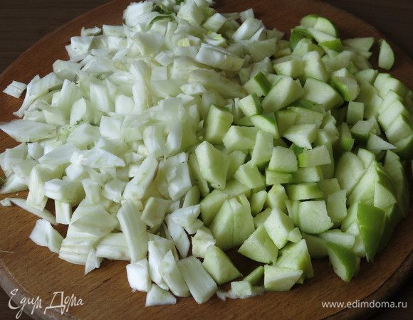 С фенхеля срезаем побеги и зелень. Фенхель и кислые яблоки нарезаем.