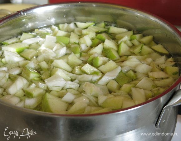 Заливаем яблоки и фенхель водой, 2 литра — суп жидковатый, если довести объем до двух литров — густой. Варим 15 минут.