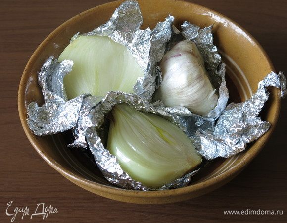 Вынимаем овощи из духовки, всего лук запекали 20 минут.