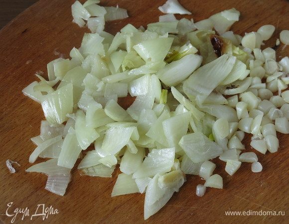 Даем луку и чесноку чуть остыть. Нарезаем печеный лук и чеснок.
