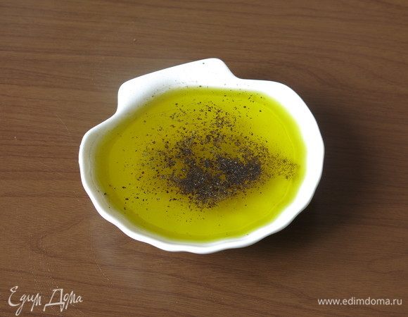 Смешиваем для заправки масло, уксус, сок, специи.