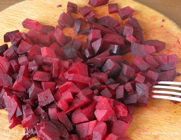 Свеклу запекаем 40–50 минут, достаем, очищаем, нарезаем.