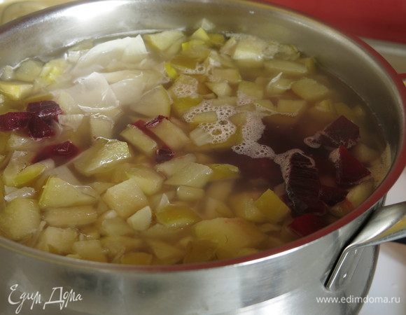 Кладем в свекольник, кипятим.