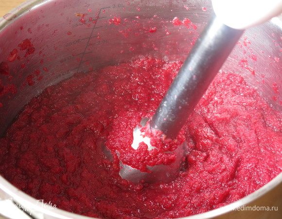 Сливаем жидкость из свекольника, измельчаем.
