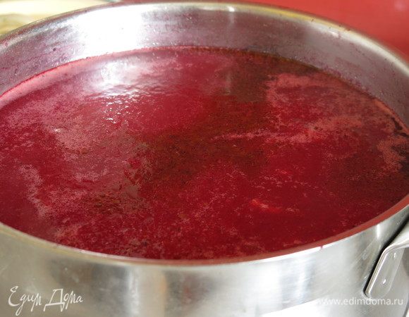 Заливаем жидкостью, заливаем заправку, пробуем на специи и варим 3 минуты. Приятного!