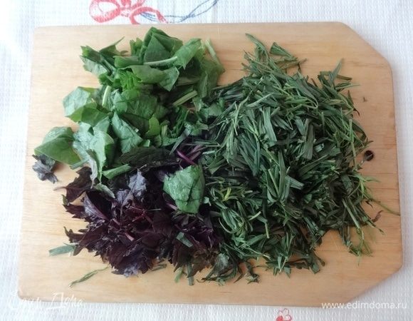 Эстрагон, базилик, щавель вымыть, обсушить, нарезать.