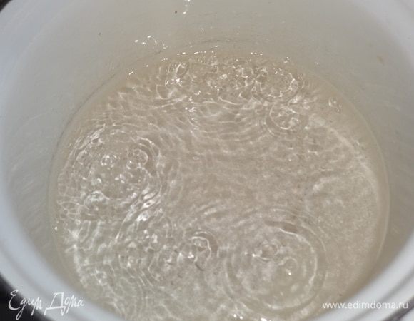 Один стакан воды вскипятить, всыпать сахар, перемешать. Варить сироп 5 минут, остудить. Второй стакан воды вскипятить и остудить.