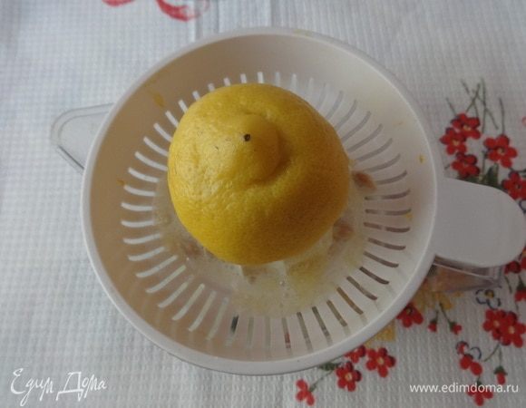 Выжать сок половины лимона и натереть цедру.